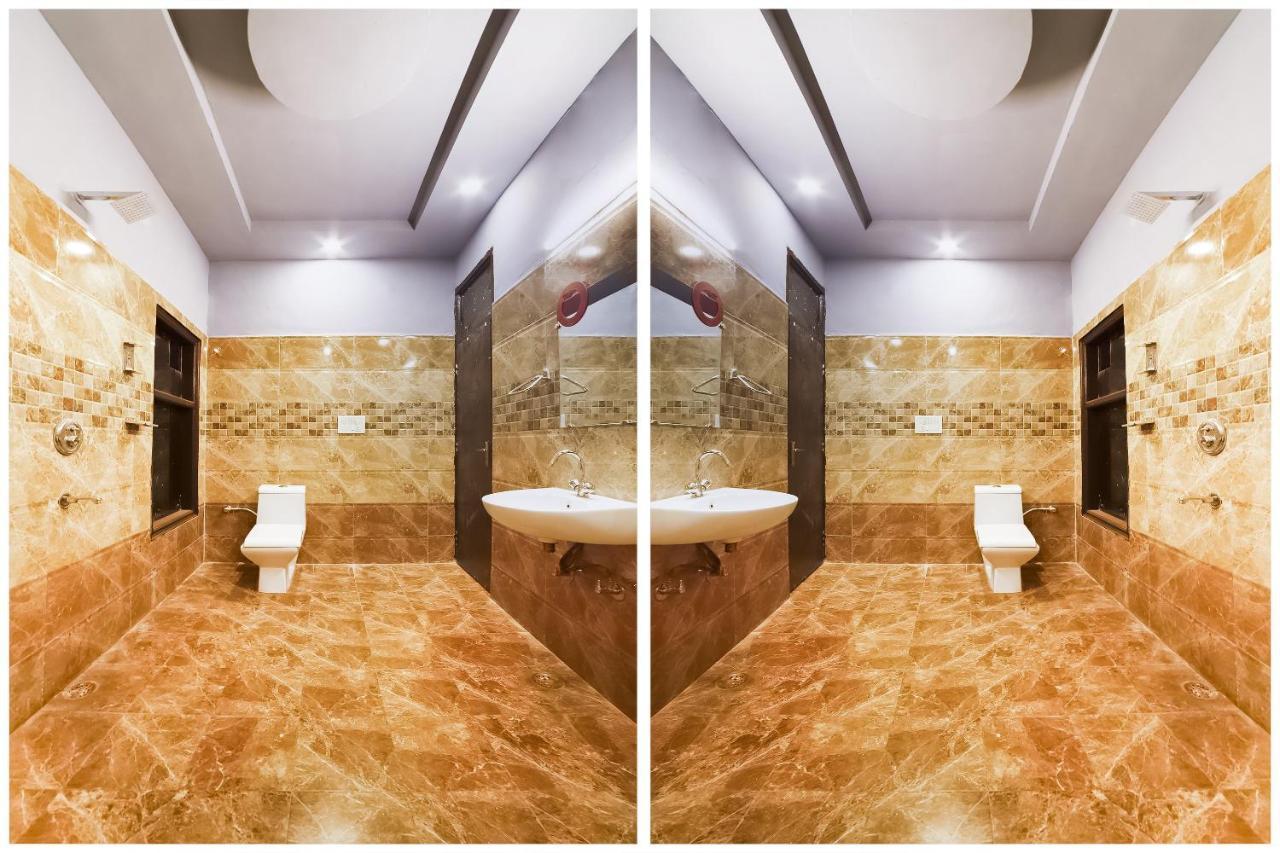 Hotel Collection O 39643 Chandan Hola Rd 3*